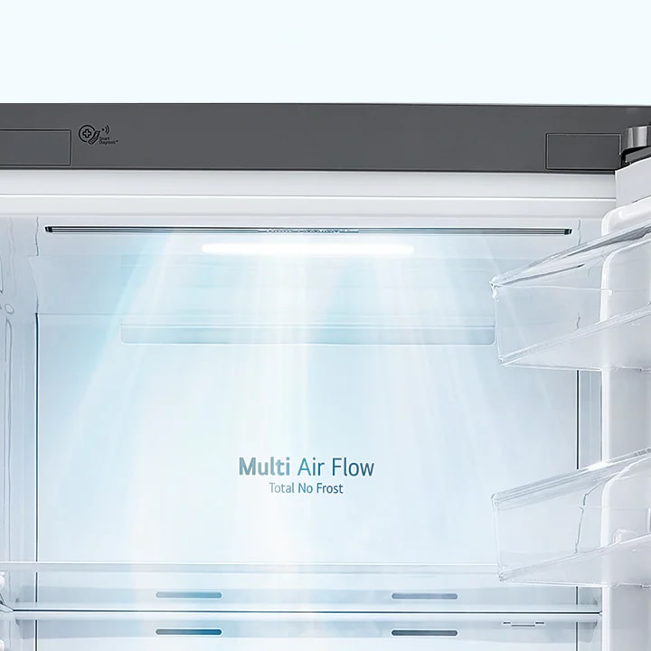 냉장고 내부가 보이며, Multi Air Flow와 Total No Frost라는 문구가 적혀 있습니다. 내부는 밝은 조명이 켜져 있고, 투명한 선반이 보입니다.