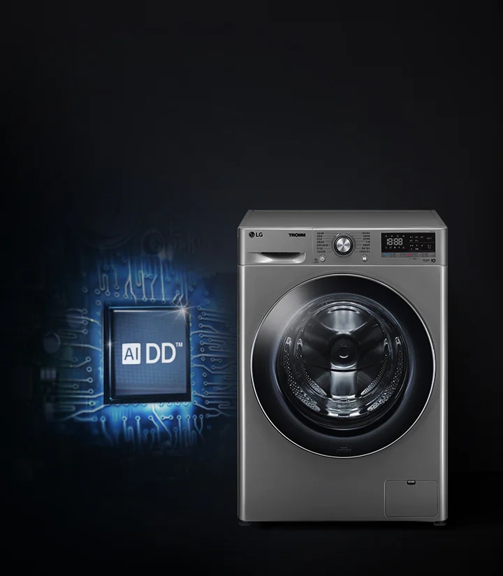 세탁기와 AI DD™ 칩셋이 있는 이미지입니다. 세탁기는 흰색으로, 앞쪽에 투명한 문이 있어 내부가 보입니다. AI DD™ 칩셋은 파란색 배경에 빛나는 효과로 강조되어 있습니다. 