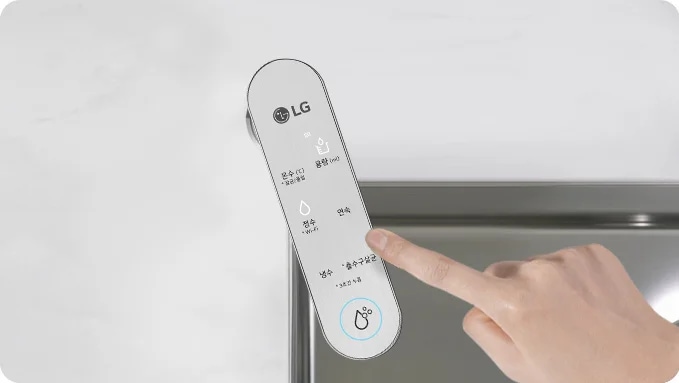 LG 로고가 있는 조작 패널이 보입니다. 패널에는 온수/냉수, 물 온도 조절, 정수, 약산성, 냉수, 추출수량 조절이라는 텍스트가 있습니다. 손가락이 패널을 가리키고 있습니다. 