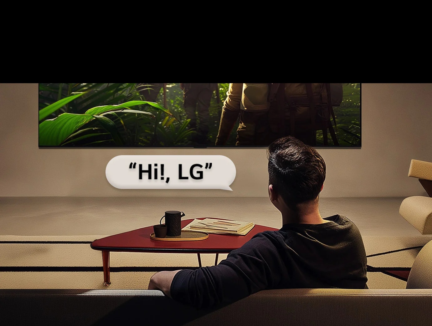 원거리 음성 인식이 적용된 화면에서 방에 앉아 있는 사람이 'Hi! LG'라고 말하자 음성 명령이 활성화되며, 별도의 조작 없이 목소리만으로 인터페이스와 상호작용하는 과정을 보여주는 이미지입니다.