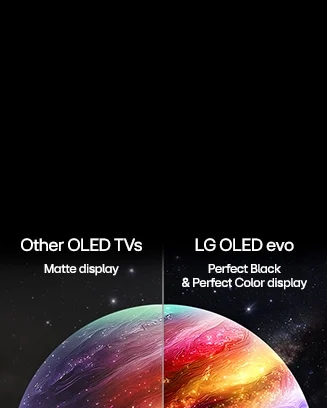 중앙의 수직선을 경계로 디스플레이의 효과를 비교해 보여주는 이미지입니다. 왼쪽은 'Other OLED TVs Matte display'라는 문구와 함께 차분하고 부드러운 색감의 행성 모습이 보이며, 오른쪽은 'LG OLED evo Perfect Black & Perfect Color display'라는 문구와 함께 대비가 명확하고 선명하며 화려한 색감의 행성 모습이 대조를 이루고 있습니다.