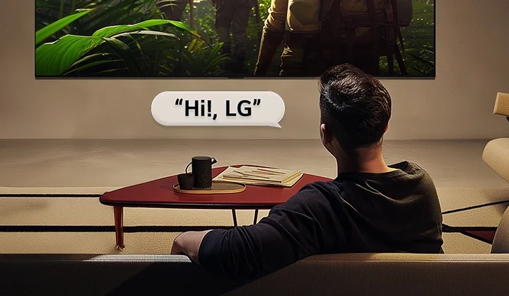 원거리 음성 인식이 적용된 화면에서 방에 앉아 있는 사람이 'Hi! LG'라고 말하자 음성 명령이 활성화되며, 별도의 조작 없이 목소리만으로 인터페이스와 상호작용하는 과정을 보여주는 이미지입니다.