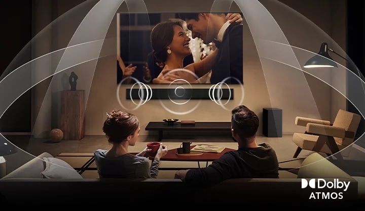 Dolby Atmos 기술이 적용된 TV와 사운드바를 통해 입체적인 사운드 파동이 거실 공간 전체로 웅장하게 퍼져 나가는 모습을 보여줍니다.