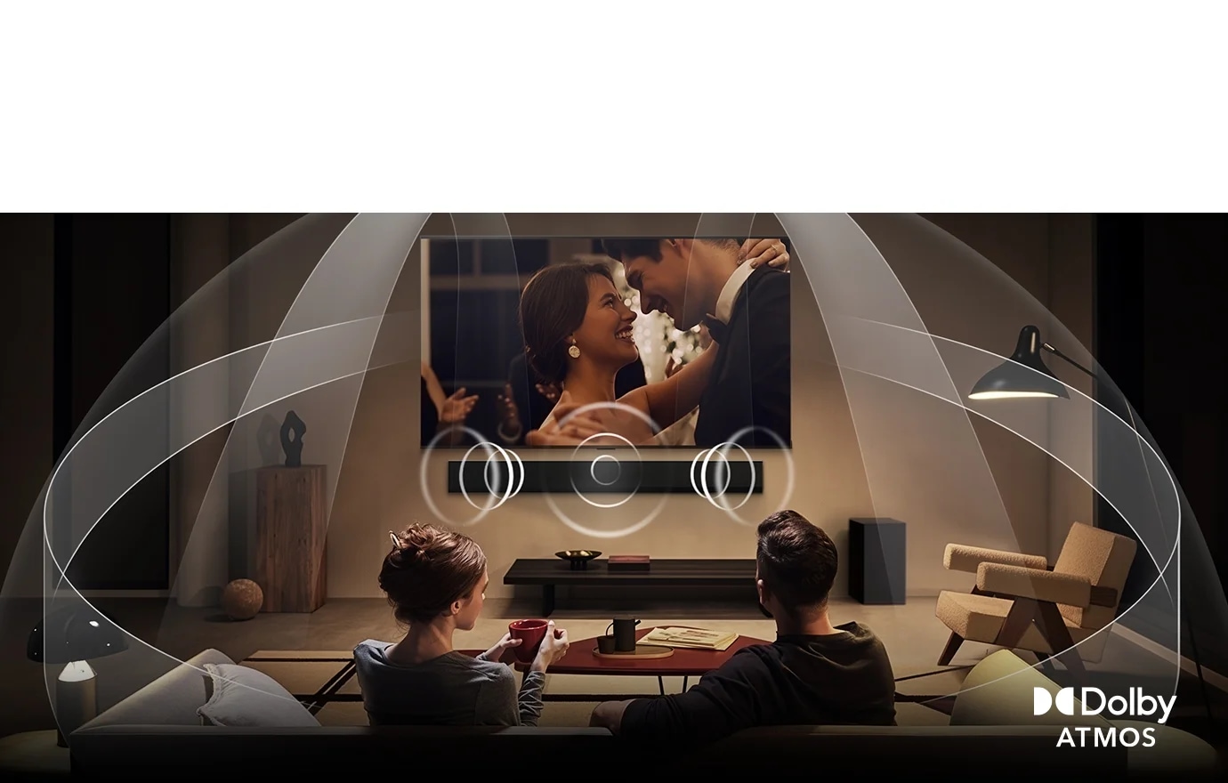 Dolby Atmos 기술이 적용된 TV와 사운드바를 통해 입체적인 사운드 파동이 거실 공간 전체로 웅장하게 퍼져 나가는 모습을 보여줍니다.