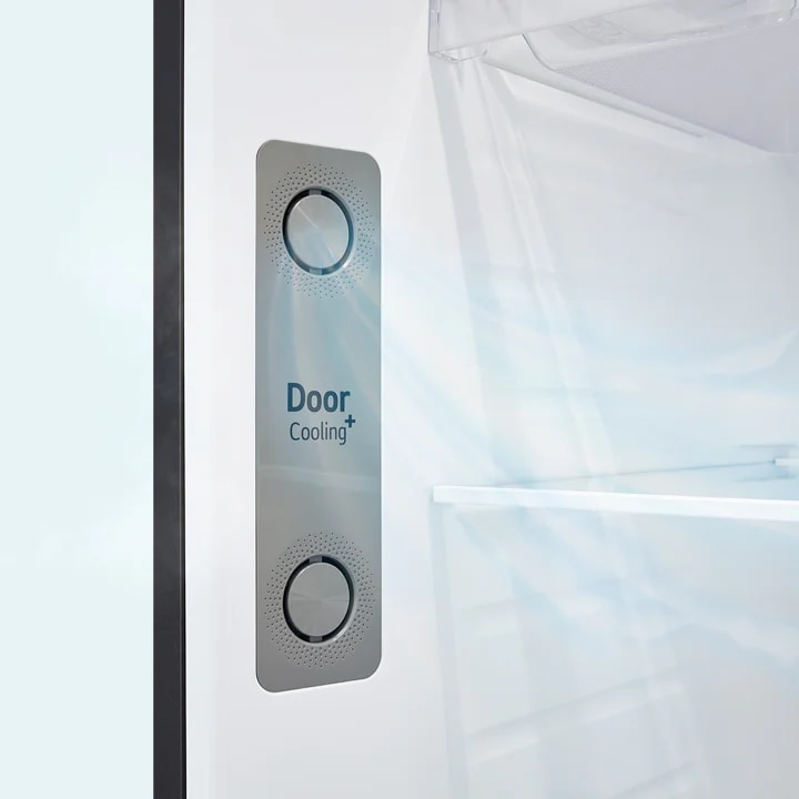 냉장고 내부의 문 쪽에 Door Cooling+라는 텍스트가 적혀 있습니다. 두 개의 원형 통풍구에서 시원한 공기가 나오는 모습이 보입니다. 