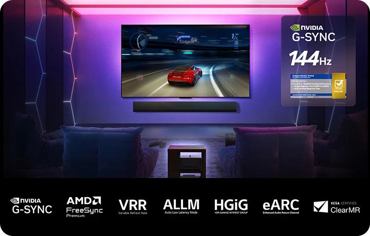 화면에 게임이 표시되는 LG OLED M5 TV는 부드럽고 매끄러운 게임 플레이를 보여줍니다. 제로 커넥트 박스가 보이지만 공간과 잘 어울립니다. 엔비디아 지싱크 로고, 144Hz, 0.1ms 응답 시간에 대한 인터텍 인증이 표시됩니다. 게임 인증도 확인할 수 있습니다.엔비디아 지싱크, AMD 프리싱크 프리미엄 및 기타 게임 관련 인증도 볼 수 있습니다.