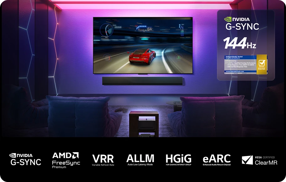 화면에 게임이 표시되는 LG OLED M5 TV는 부드럽고 매끄러운 게임 플레이를 보여줍니다. 제로 커넥트 박스가 보이지만 공간과 잘 어울립니다. 엔비디아 지싱크 로고, 144Hz, 0.1ms 응답 시간에 대한 인터텍 인증이 표시됩니다. 게임 인증도 확인할 수 있습니다.엔비디아 지싱크, AMD 프리싱크 프리미엄 및 기타 게임 관련 인증도 볼 수 있습니다.