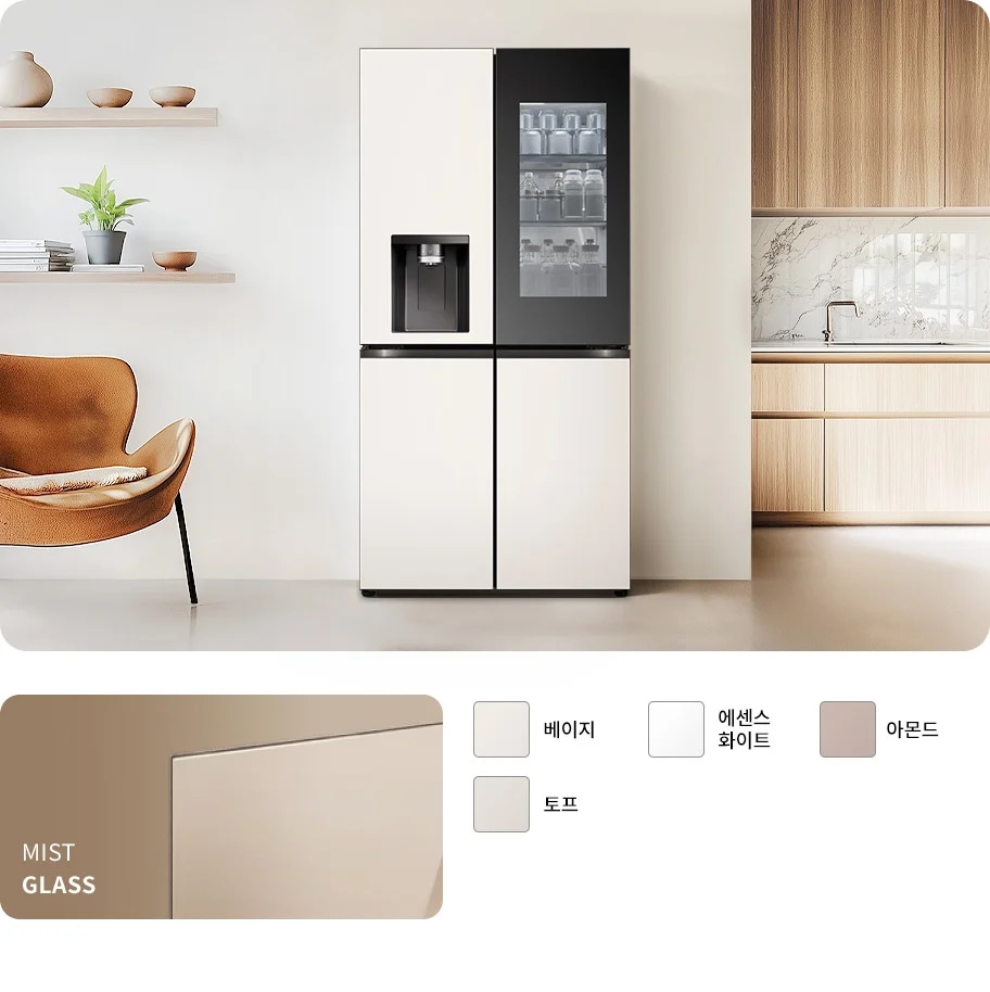 주방 공간에 세련된 디자인의 냉장고가 놓여 있으며, 냉장고는 베이지와 어두운 유리 패널로 구성되어 있습니다. 냉장고 옆에는 조리대와 주방 용품이 보입니다. 하단에는 MIST GLASS라는 텍스트와 함께 베이지, 크림 화이트, 클레이 브라운, 크림 스카이 색상이 표시되어 있습니다.