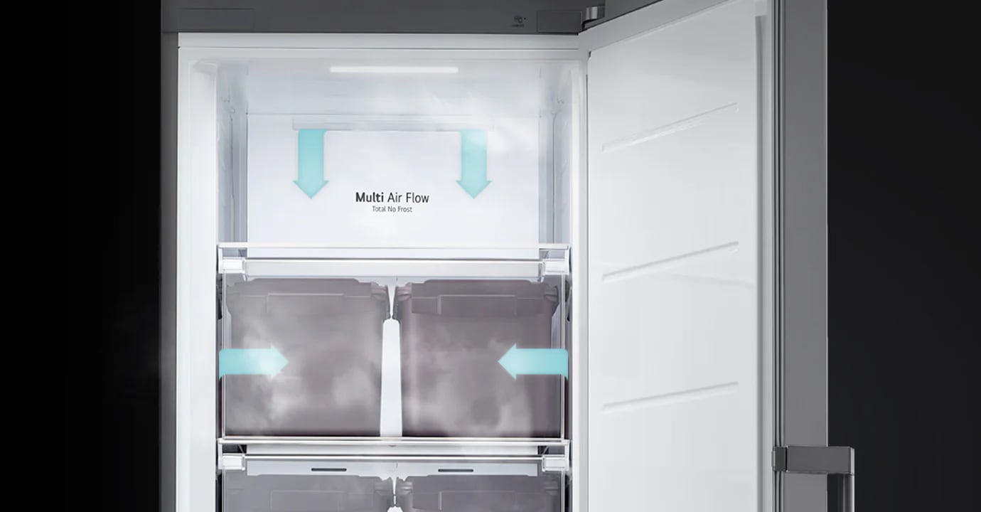 김치냉장고의 내부가 보이며, Multi Air Flow Total No Frost라는 문구가 중앙 상단에 적혀 있습니다. 파란색 화살표가 위에서 아래로, 양옆으로 공기 흐름을 나타내고 있습니다. 문이 열려 있고 내부에 서리가 없는 깔끔한 상태를 보여주고 있습니다.