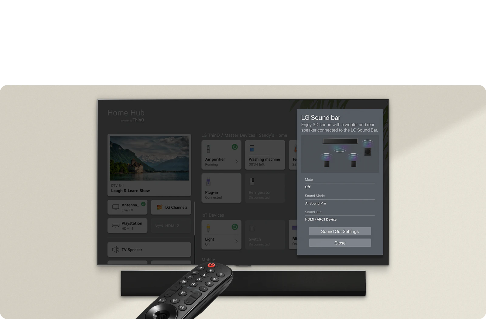 TV 화면에 Home Hub powered by ThinQ라는 제목과 함께 다양한 장치 및 서비스가 표시되어 있으며, LG Sound bar 설정 창이 열려 있습니다. 설정 창에는 3D 사운드와 우퍼 및 리어 스피커 연결에 대한 설명이 포함되어 있고, 음소거, 사운드 모드, 사운드 출력 옵션이 나열되어 있습니다. 화면 아래에는 리모컨이 보입니다.
