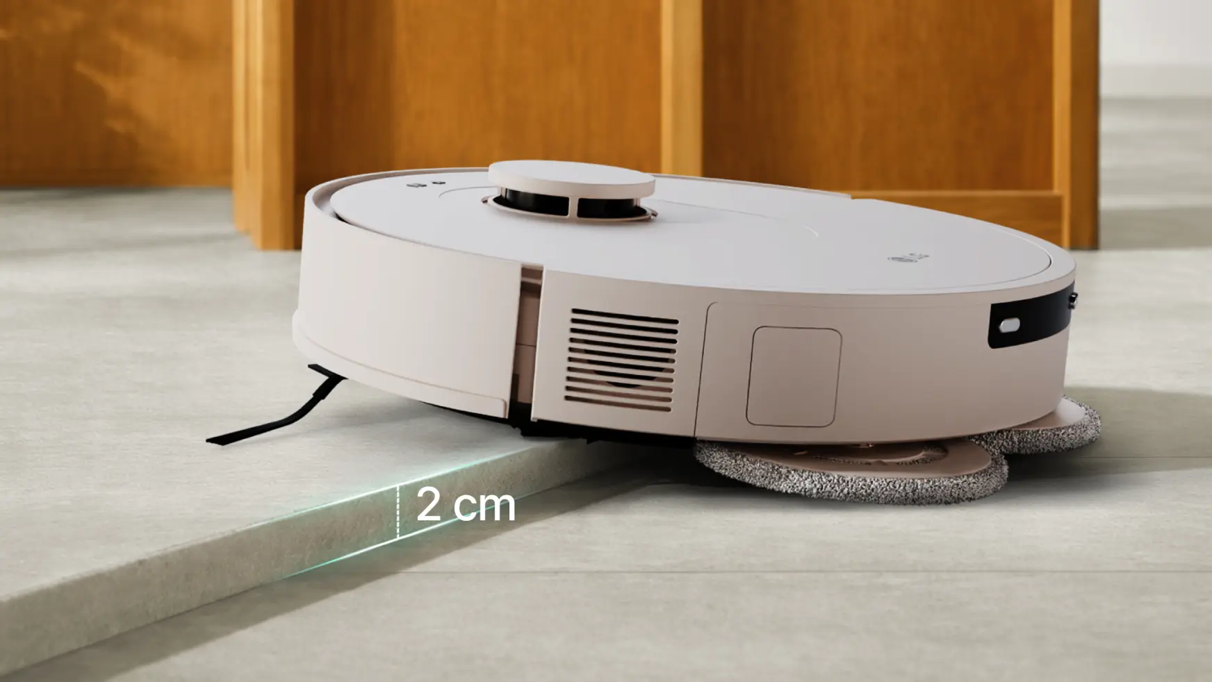 약 2cm 턱을 넘어 방과 거실 사이를 이동하는 LG 로보킹 AI 올인원 로봇청소기