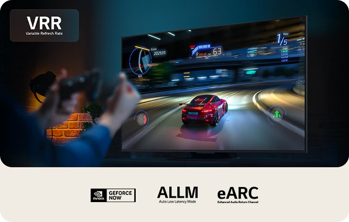 이미지에는 VRR(Variable Refresh Rate)이라는 텍스트가 있으며, 한 사람이 게임 컨트롤러를 들고 있는 모습이 보입니다. 화면에는 빨간색 자동차가 고속도로를 달리는 레이싱 게임 장면이 표시되어 있고, 점수와 속도, 순위 등의 게임 정보가 나타나 있습니다. 하단에는 NVIDIA GEFORCE NOW, ALLM(Auto Low Latency Mode), eARC(Enhanced Audio Return Channel)이라는 텍스트가 있습니다.