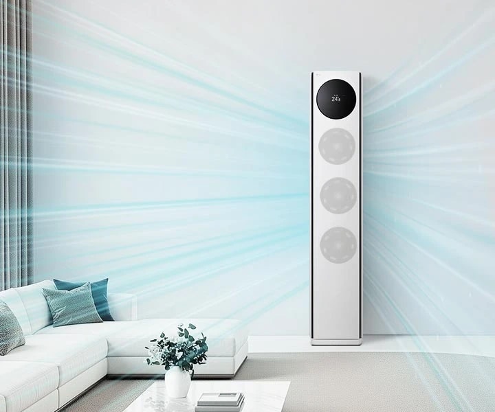 LG 휘센 AI 오브제컬렉션 타워I 에어컨이 거실 벽면 앞에 설치되어 있으며, 상단의 원형 블랙 디지털 디스플레이에 온도와 습도 정보가 표시되어 있습니다. 에어컨 전면에는 4개의 팬이 보여지고 있고, 전면과 측면에서 연한 파란색 선 형태의 그래픽이 사방으로 퍼져 나가며 실내 전체로 기류가 확산되는 모습을 나타내고 있습니다. 거실에는 큰 창문을 통해 자연광이 들어오고, 왼쪽에는 밝은 색의 L자형 소파와 쿠션이 배치되어 있으며, 중앙에는 작은 테이블과 화분이 놓여 있습니다. 이 이미지는 4개의 팬이 돌면서 에어컨 양쪽 토출구를 통해 강력한 바람이 나오는 실내 공간을 시각적으로 표현하고 있습니다.