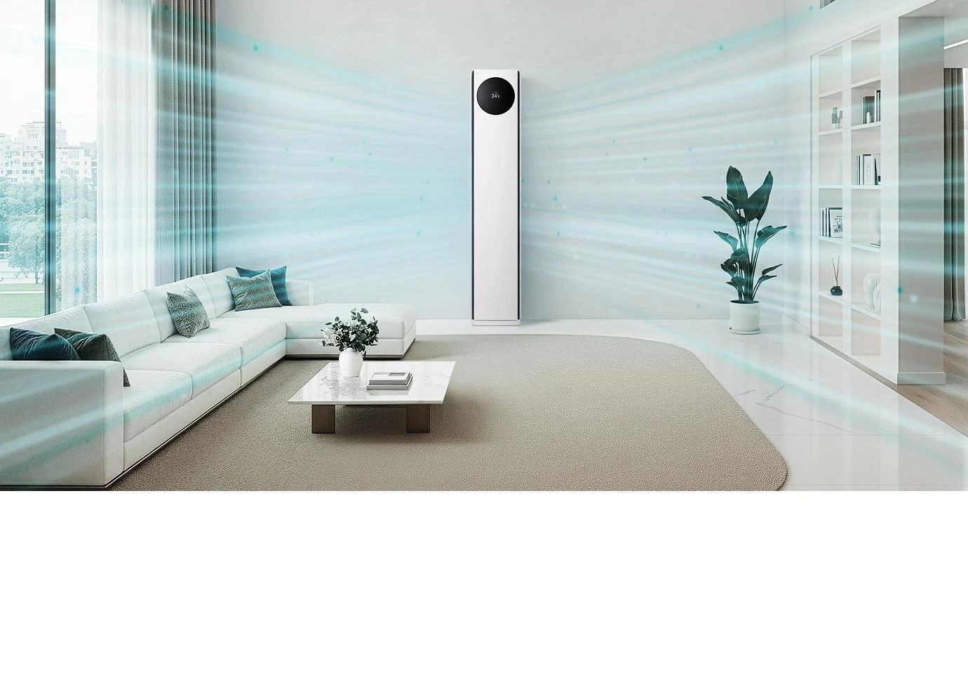 거실 중앙에 세워진 LG 휘센 AI 오브제컬렉션 타워I 에어컨이 보입니다. 에어컨 상단의 원형 블랙 디지털 디스플레이에 온도와 습도 정보가 표시되어 있습니다. 에어컨 양쪽으로 연한 파란색 선 형태의 그래픽이 사방으로 퍼져 벽면을 따라 시원한 공기가 흘러 나가는 모습으로, 공간 전체를 냉방해주는 모습이 시각적으로 표현되어 있습니다. 왼쪽에는 큰 창문을 통해 자연광이 들어오고, 창가 옆에는 밝은 색의 L자형 소파가 배치되어 있으며, 소파 위에는 여러 개의 쿠션이 놓여 있습니다. 소파 앞에는 사각 테이블이 있고, 그 위에는 꽃병과 책이 놓여 있습니다. 오른쪽에는 큰 화분에 심어진 식물이 있으며, 벽 쪽으로는 책장이 보입니다.