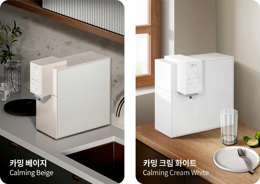 카운터 위에 두 가지 색상의 정수기가 각각 놓여 있습니다. 첫 번째 정수기는 '카밍 베이지' 색상으로, 주변에 식물과 유리잔이 놓여 있습니다. 두 번째 정수기는 '카밍 크림 화이트' 색상으로, 옆에 유리잔과 접시, 라임 조각이 있습니다. 두 정수기 모두 LG 로고와 함께 '2.5L'라는 표시가 있습니다.