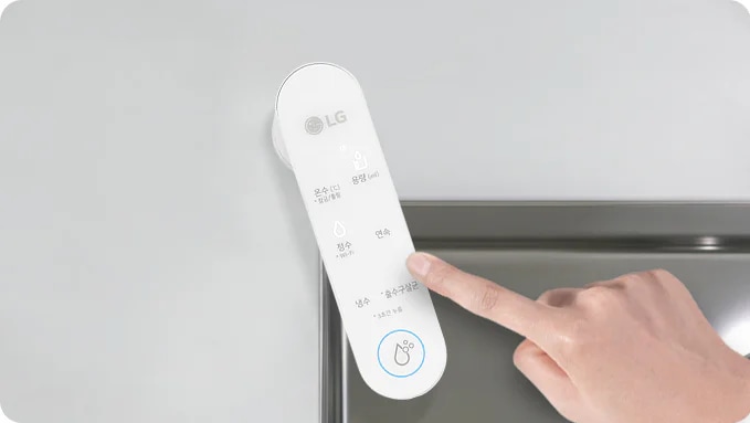 LG 로고가 있는 흰색 패널에 온수와 냉수 버튼이 있으며, 정수, 연속, 냉온수 잠금 기능이 표시되어 있습니다. 손가락이 패널의 버튼을 누르고 있습니다. 