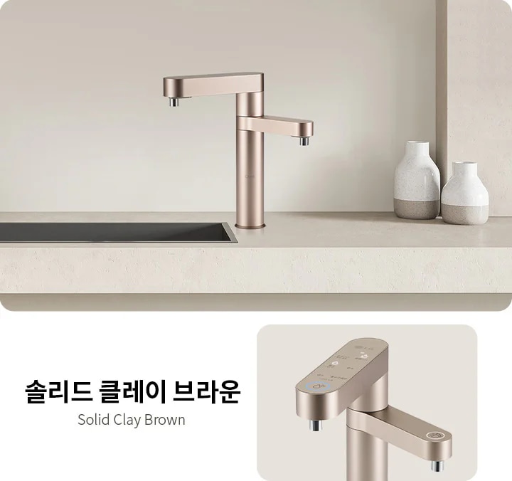 주방 싱크대에 설치된 솔리드 클레이 브라운 색상의 수도꼭지가 보입니다. 수도꼭지 옆에는 두 개의 세라믹 화병이 놓여 있으며, 수도꼭지의 확대 이미지에는 조작 버튼이 보입니다. 