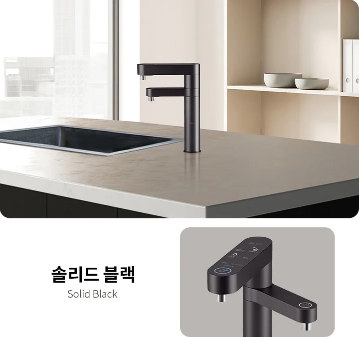 주방 공간에 검은색 수도꼭지가 설치되어 있으며, 배경에는 도시 풍경이 보이는 큰 창문과 선반이 있습니다. 선반에는 서류 파일과 그릇이 놓여 있습니다. 솔리드 블랙이라는 텍스트가 적혀 있으며, 수도꼭지의 확대된 이미지가 포함되어 있습니다.