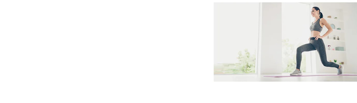 운동복을 입은 여성이 실내에서 런지 자세로 운동을 하고 있습니다. 배경에는 큰 창문과 선반이 보이며, 선반에는 여러 장식품이 놓여 있습니다. 밝은 자연광이 실내로 들어오고 있습니다.