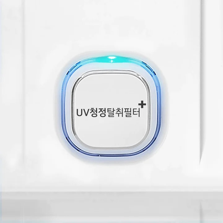 UV청정탈취필터라는 텍스트가 적힌 버튼이 있습니다. 버튼은 네모난 형태로, 테두리가 파란색으로 빛나고 있습니다.