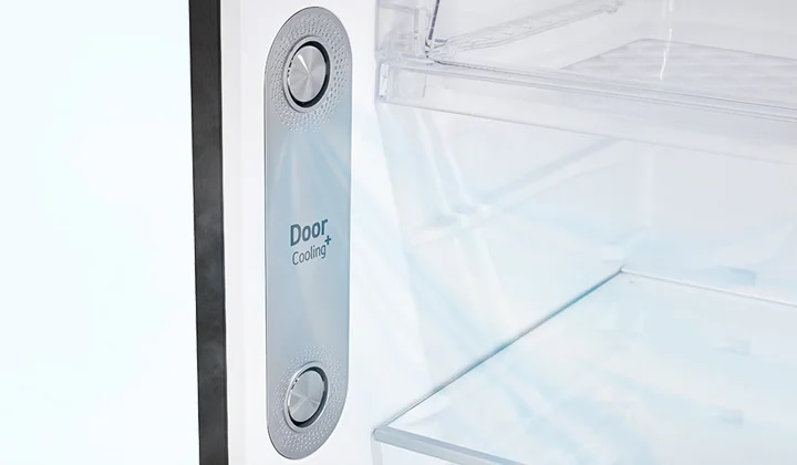 냉장고 내부의 모습이 보이며, 문 쪽에 Door Cooling+라는 텍스트가 있습니다. 냉장고 선반과 투명한 재질의 문이 함께 보입니다.