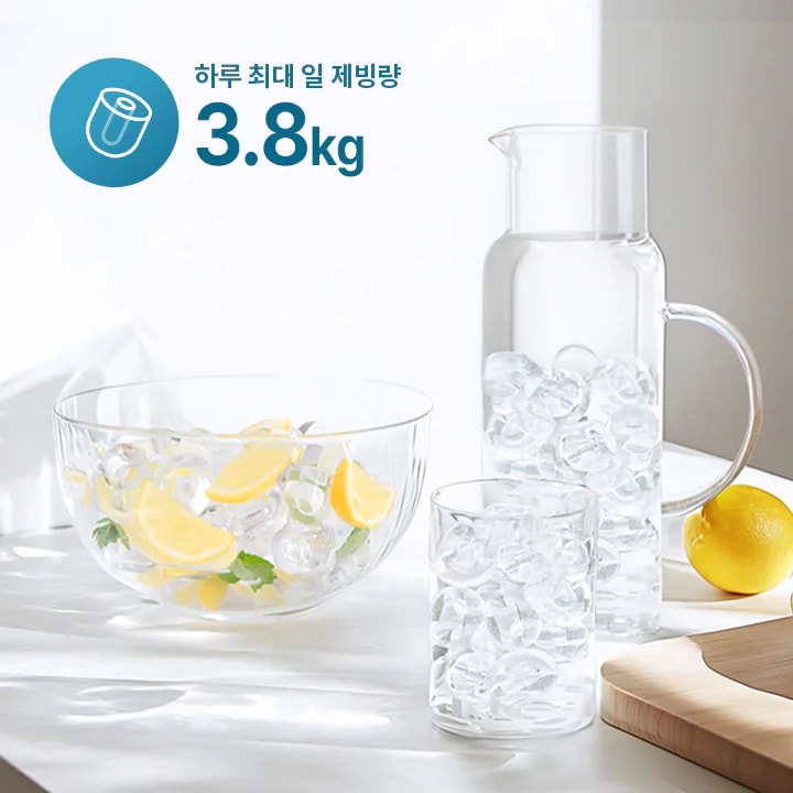 얼음이 담긴 유리볼과 컵, 피처가 놓인 장면과 함께 하루 최대 3.8kg 제빙량을 표현한 얼음정수기 제빙량 설명 이미지